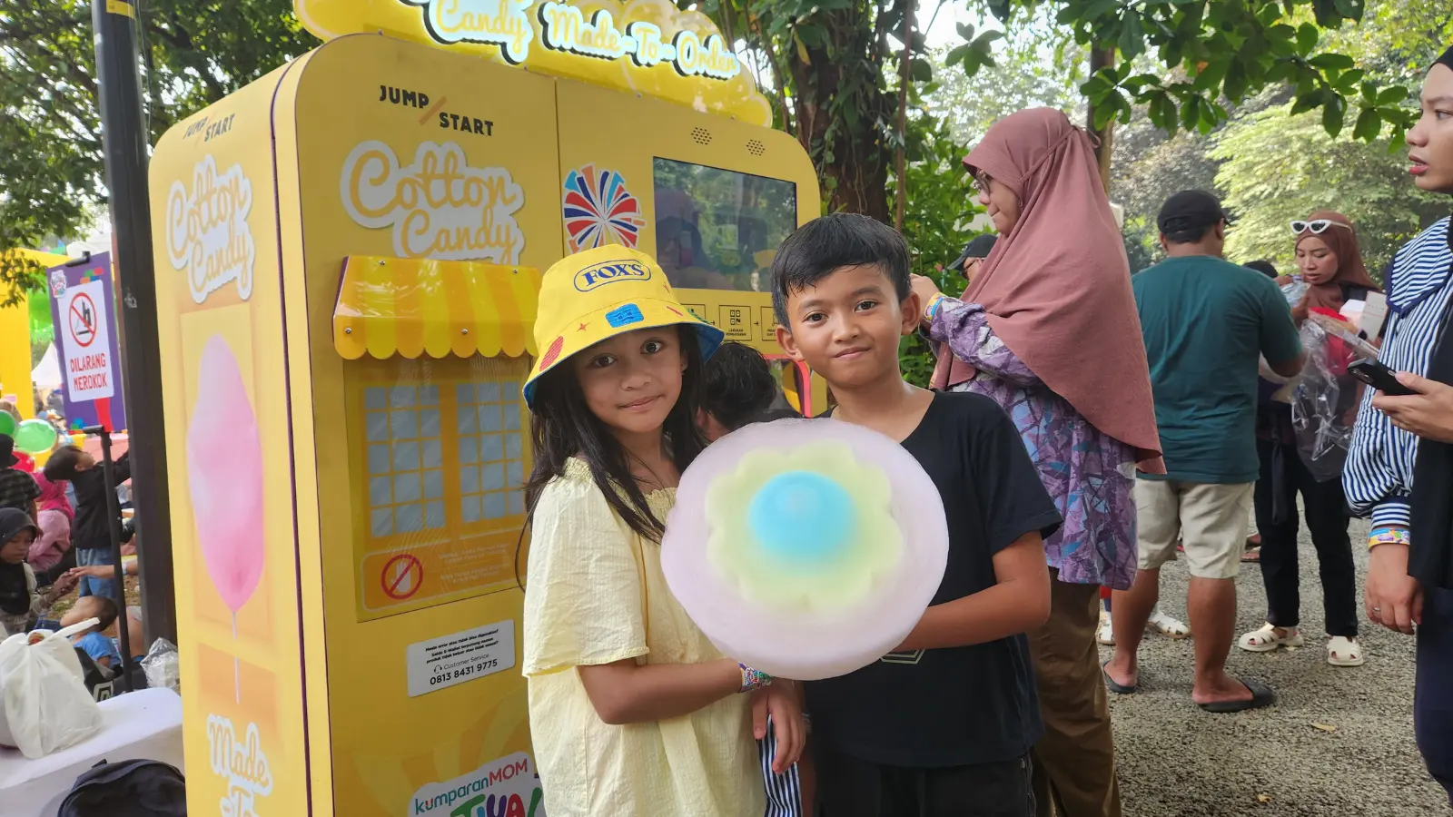 Anak-anak menikmati cotton candy dari vending machine pintar JumpStart di Festival Hari Anak 2025, Ex-Taman Anggrek GBK.