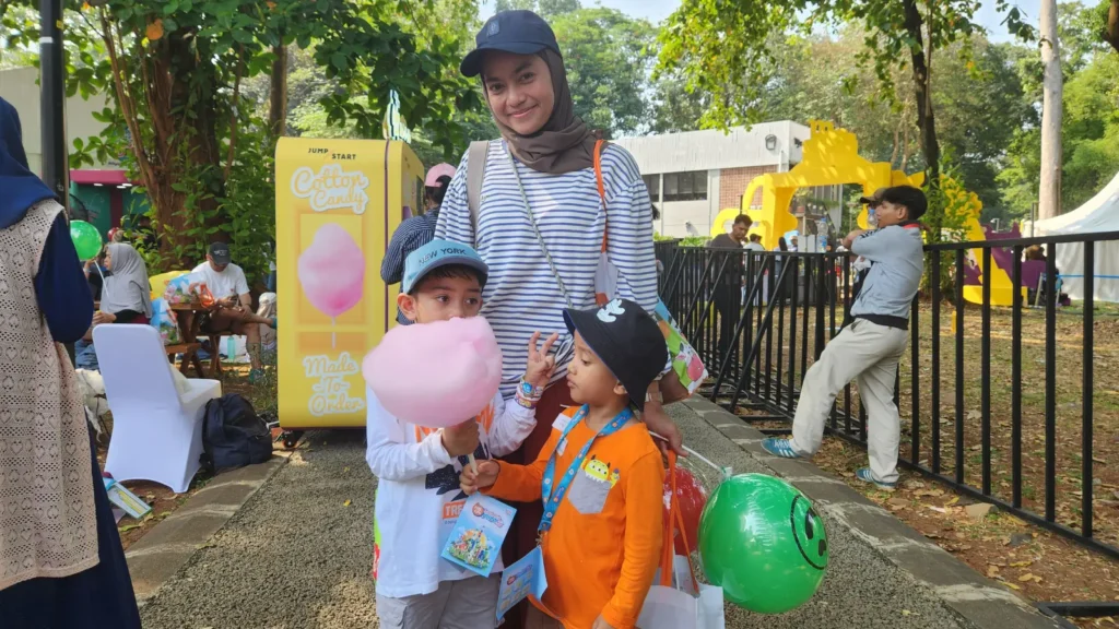 Keluarga menikmati cotton candy dari vending machine pintar JumpStart di Festival Hari Anak 2025, Ex-Taman Anggrek GBK.