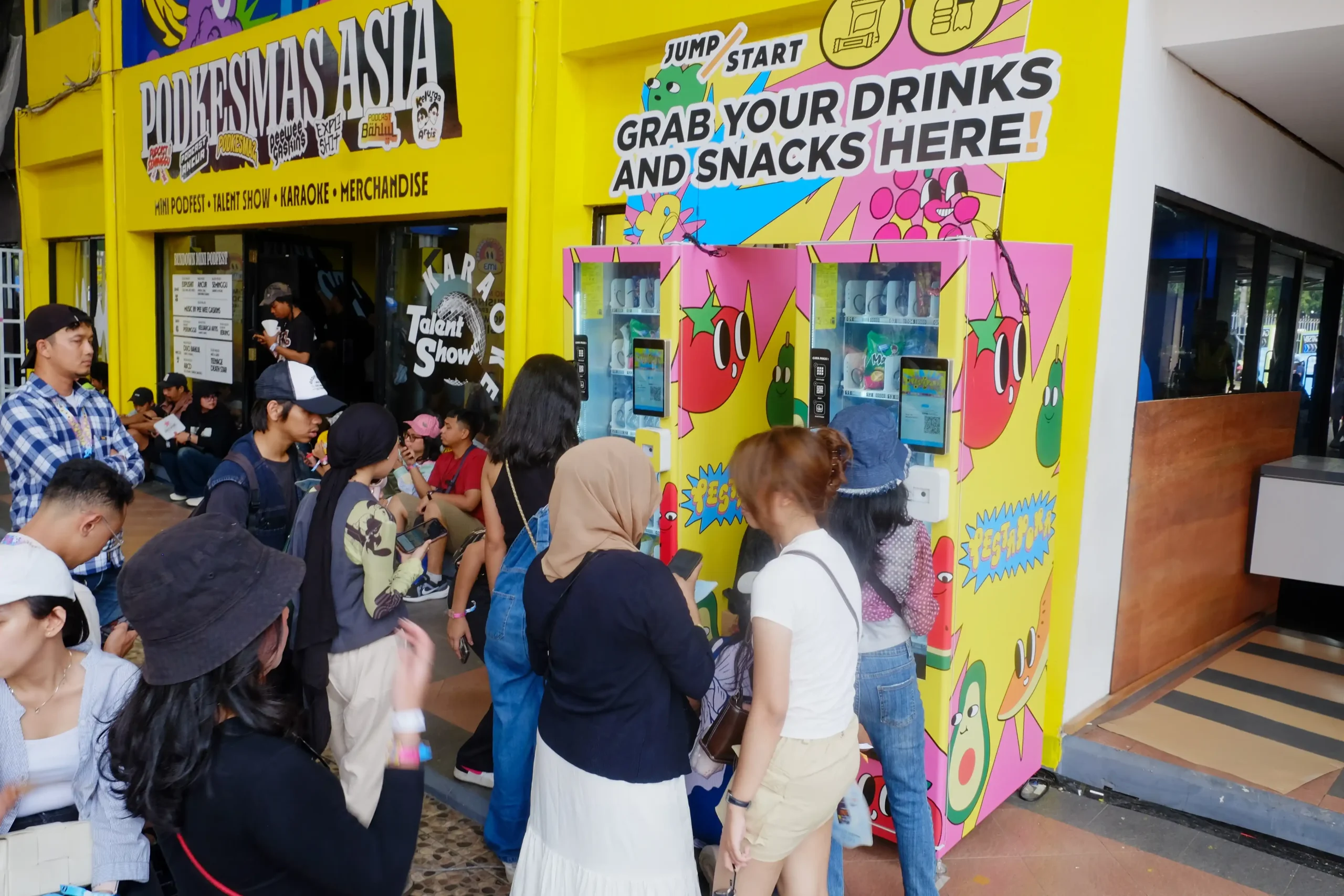 Antrean pengunjung di depan Mart Machine JumpStart di Pestapora 2025